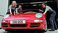 Das Monteure-Team Nora Heinzelmann, Patrick Fink und Stefanie Ried (von links) schiebt das 100'000ste Fahrzeug der aktuellen 911-Generation aus der Halle. Foto: Auto-Reporter/Porsche